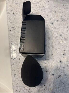 IL MAKIAGE The Blender Flawless Base Makeup Sponge - Black NWT